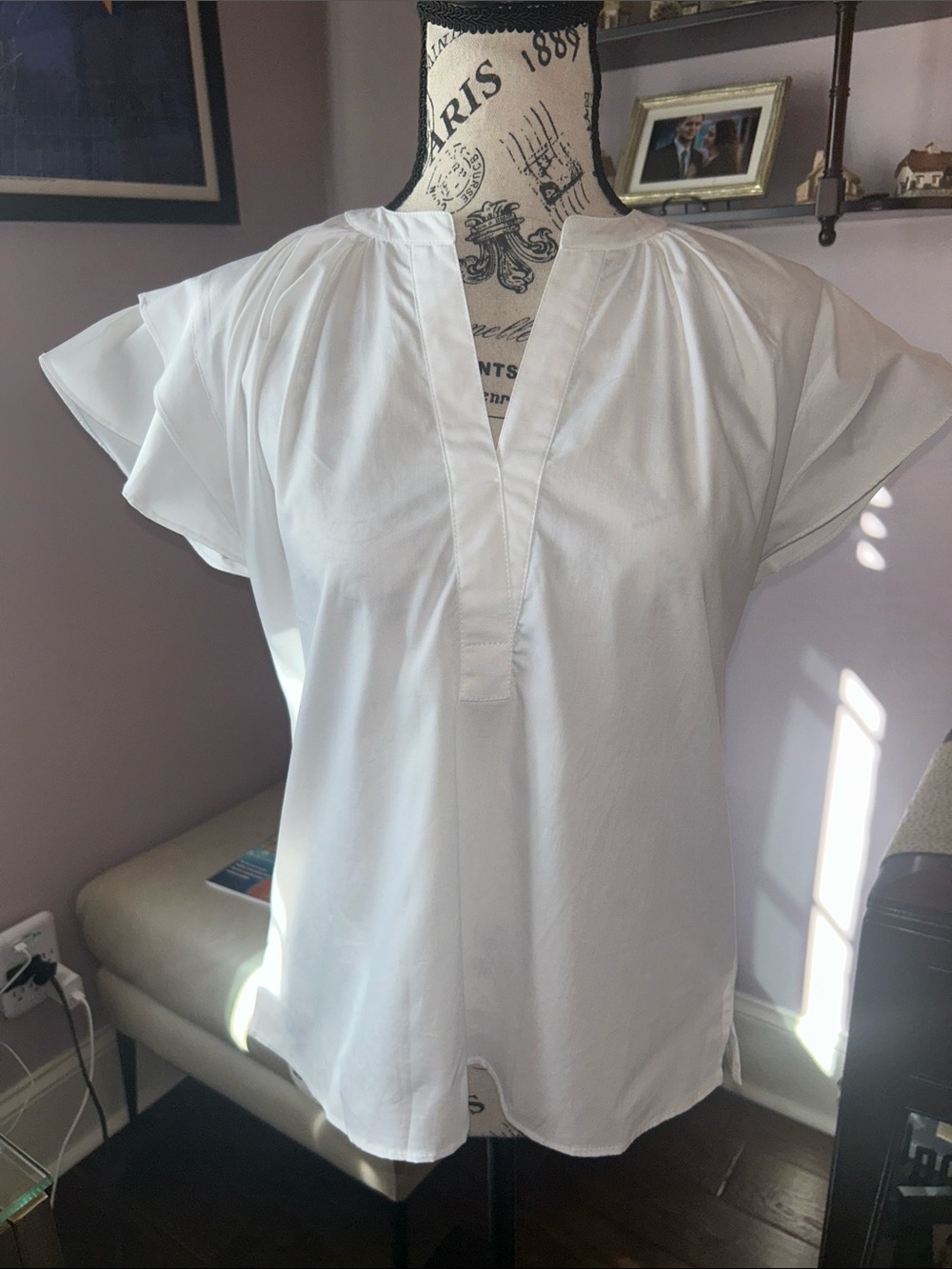 NWT Maude Vivante-Women's white Split V-Neck Flutter Sleeve Blouse